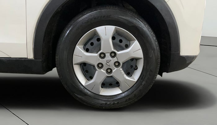 2023 Mahindra XUV300 W6 1.2 PETROL AMT, Petrol, Automatic, 39,599 km, Right Front Wheel