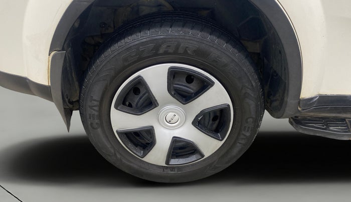 2017 Mahindra XUV500 W6 AT 1.99, Diesel, Automatic, 64,287 km, Right Rear Wheel