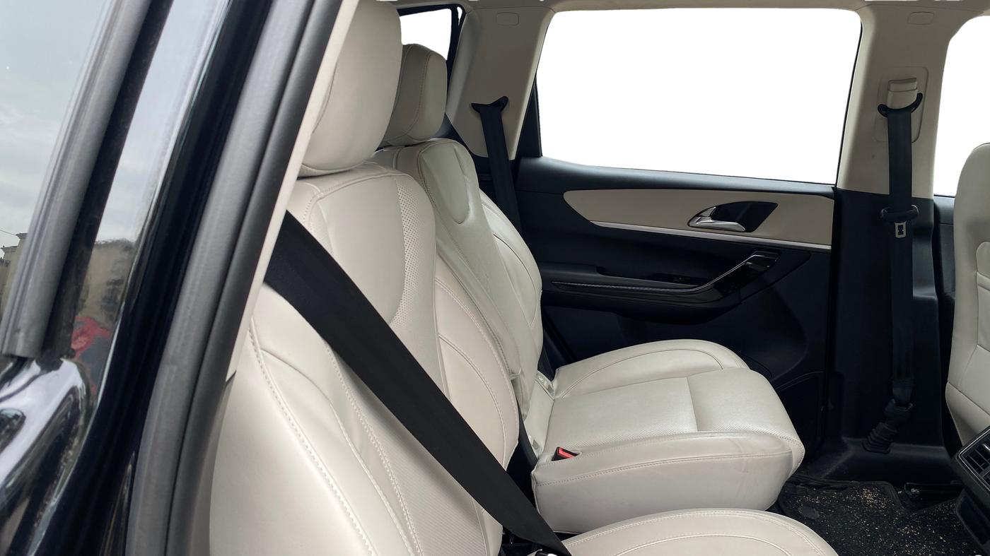 2024 Mahindra XUV700 AX 7 Luxury Pack Petrol AT 6 STR, Petrol, Automatic, 27,909 km, Right Side Rear Door Cabin