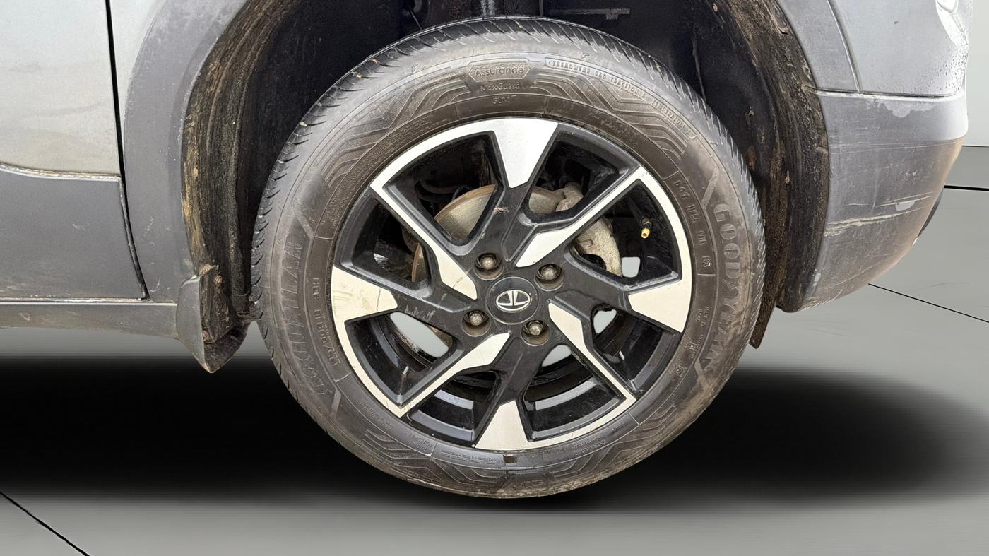2023 Tata PUNCH ACCOMPLISHED DAZZLE SUNROOF CNG MT, CNG, Manual, 56,886 km, Right Front Wheel