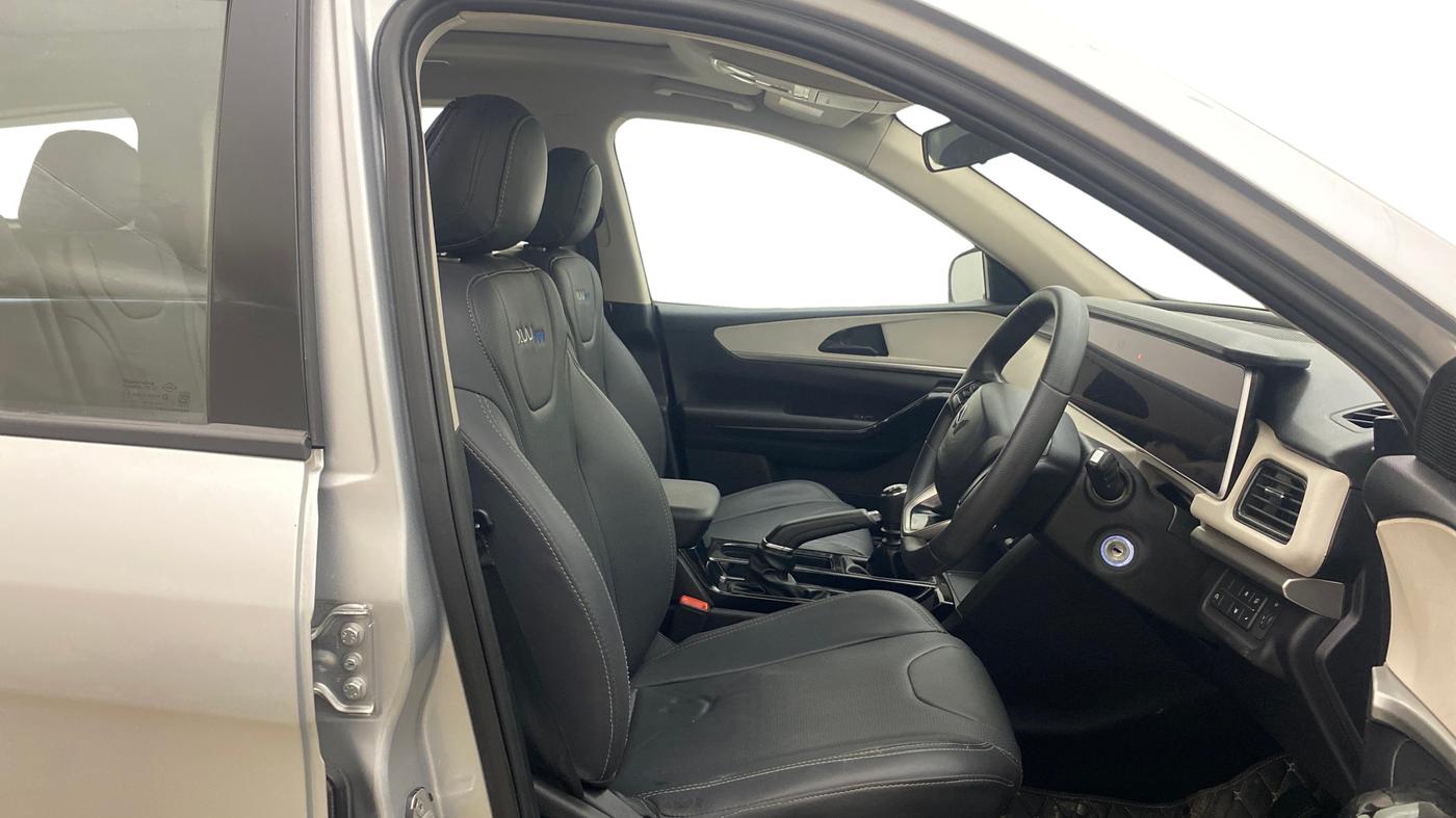 2022 Mahindra XUV700 AX 5 P MT 7 STR, Petrol, Manual, 86,107 km, Right Side Front Door Cabin