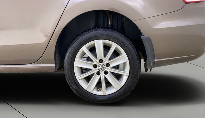 2015 Volkswagen Vento HIGHLINE PETROL AT, Petrol, Automatic, 51,090 km, Left Rear Wheel