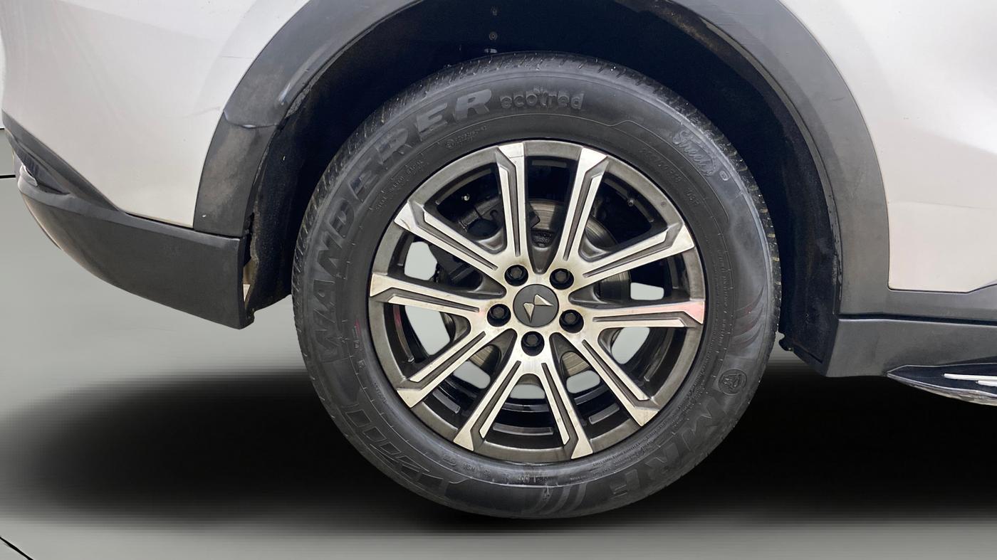 2021 Mahindra XUV700 AX 7 LUXURY P AT 7 STR, Petrol, Automatic, 1,33,099 km, Right Rear Wheel