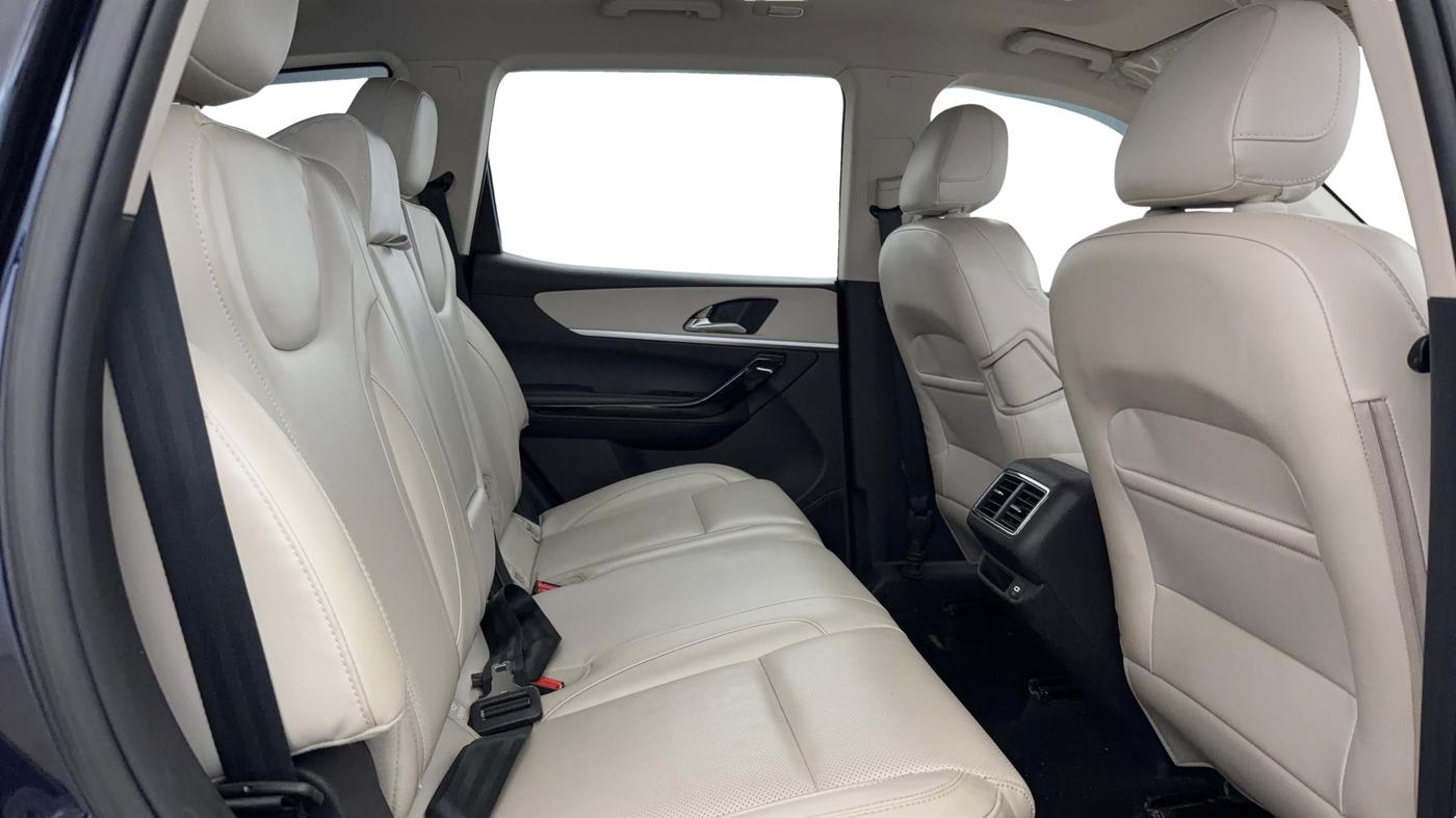 2025 Mahindra XUV700 AX 7 P AT 7 STR, Petrol, Automatic, 10,922 km, Right Side Rear Door Cabin