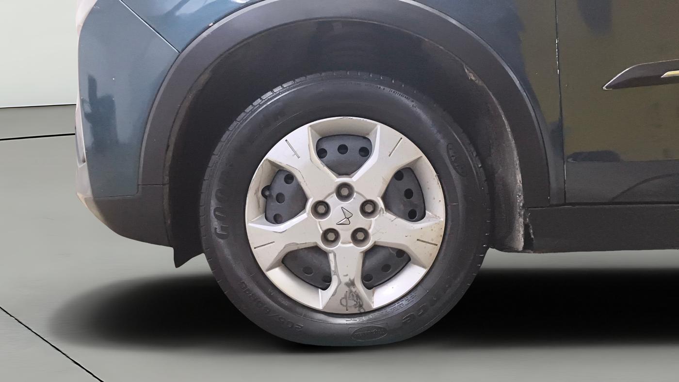 2023 Mahindra XUV300 W6 1.2 PETROL, Petrol, Manual, 36,754 km, Left Front Wheel