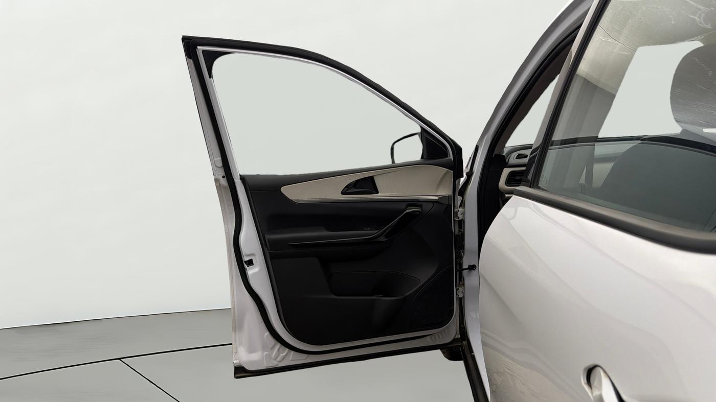 2025 Mahindra XUV700 AX 5 P AT 5 STR, Petrol, Automatic, 3,138 km, LHS Front Door