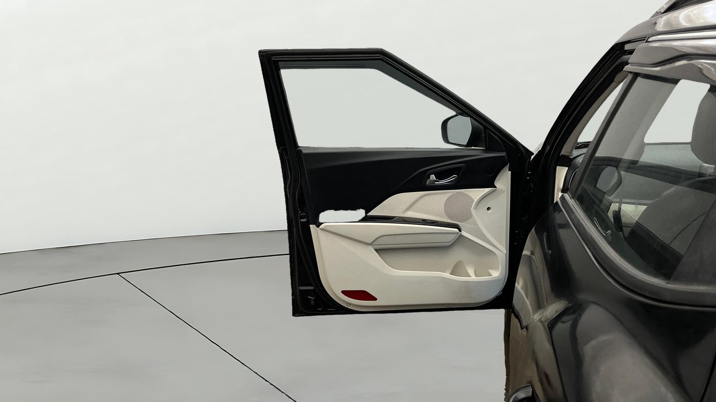 2025 Mahindra XUV 3XO AX5 1.2 L TCMPFI AT, Petrol, Automatic, 19,479 km, LHS Front Door