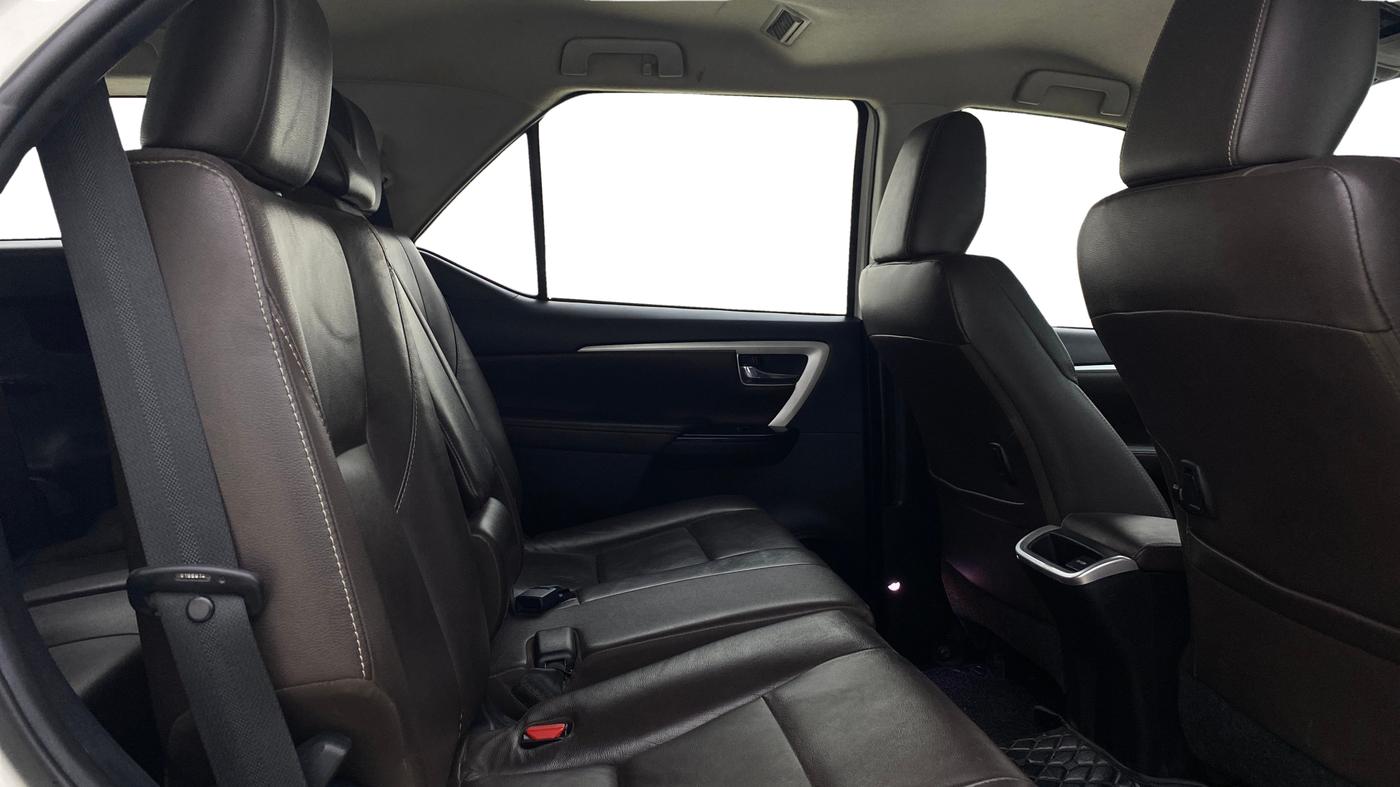 2017 Toyota Fortuner 2.8 4X2 MT, Diesel, Manual, 98,868 km, Right Side Rear Door Cabin