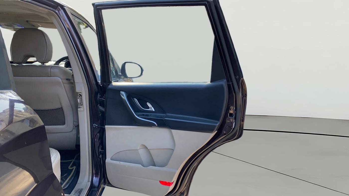 2016 Mahindra XUV500 W10 AT, Diesel, Automatic, 1,00,535 km, RHS Rear Door