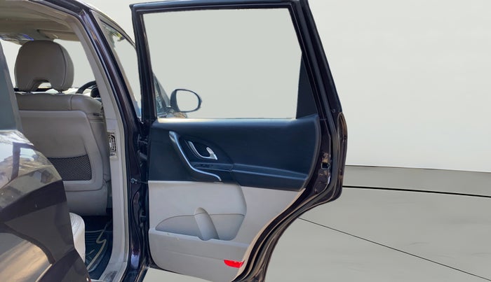 2016 Mahindra XUV500 W10 AT, Diesel, Automatic, 1,00,535 km, RHS Rear Door