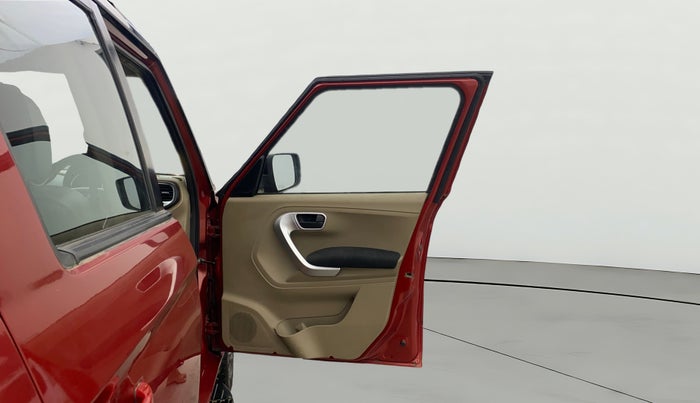 2017 Mahindra TUV300 T10 DUAL TONE, Diesel, Manual, 65,032 km, RHS Front Door