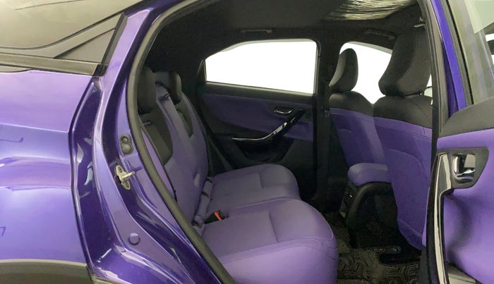 2023 Tata NEXON FEARLESS + SUNROOF DCA DUAL TONE 1.2 PETROL, Petrol, Automatic, 33,711 km, Right Side Rear Door Cabin