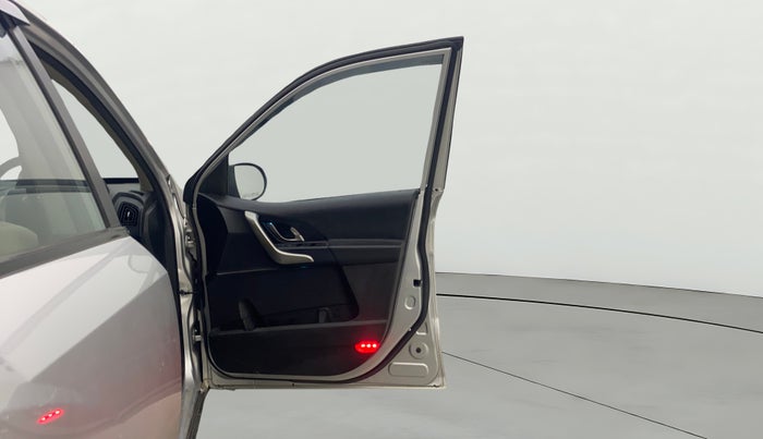 2020 Mahindra XUV500 W9, Diesel, Manual, 95,540 km, RHS Front Door