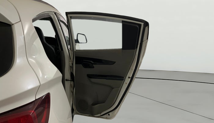 2016 Mahindra Kuv100 K4 6 STR, CNG, Manual, 49,693 km, RHS Rear Door