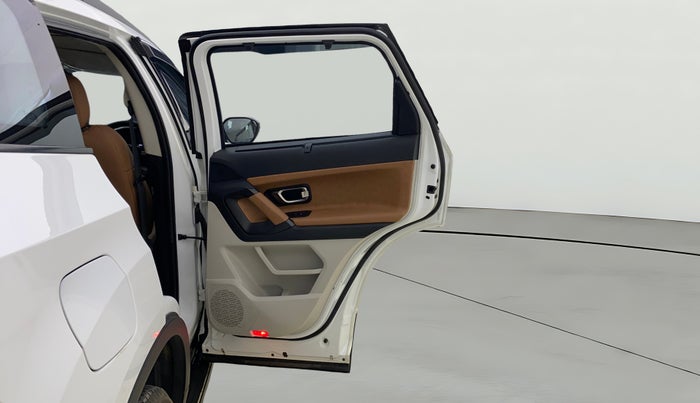 2024 Tata Safari ADVENTURE PLUS, Diesel, Manual, 29,863 km, RHS Rear Door