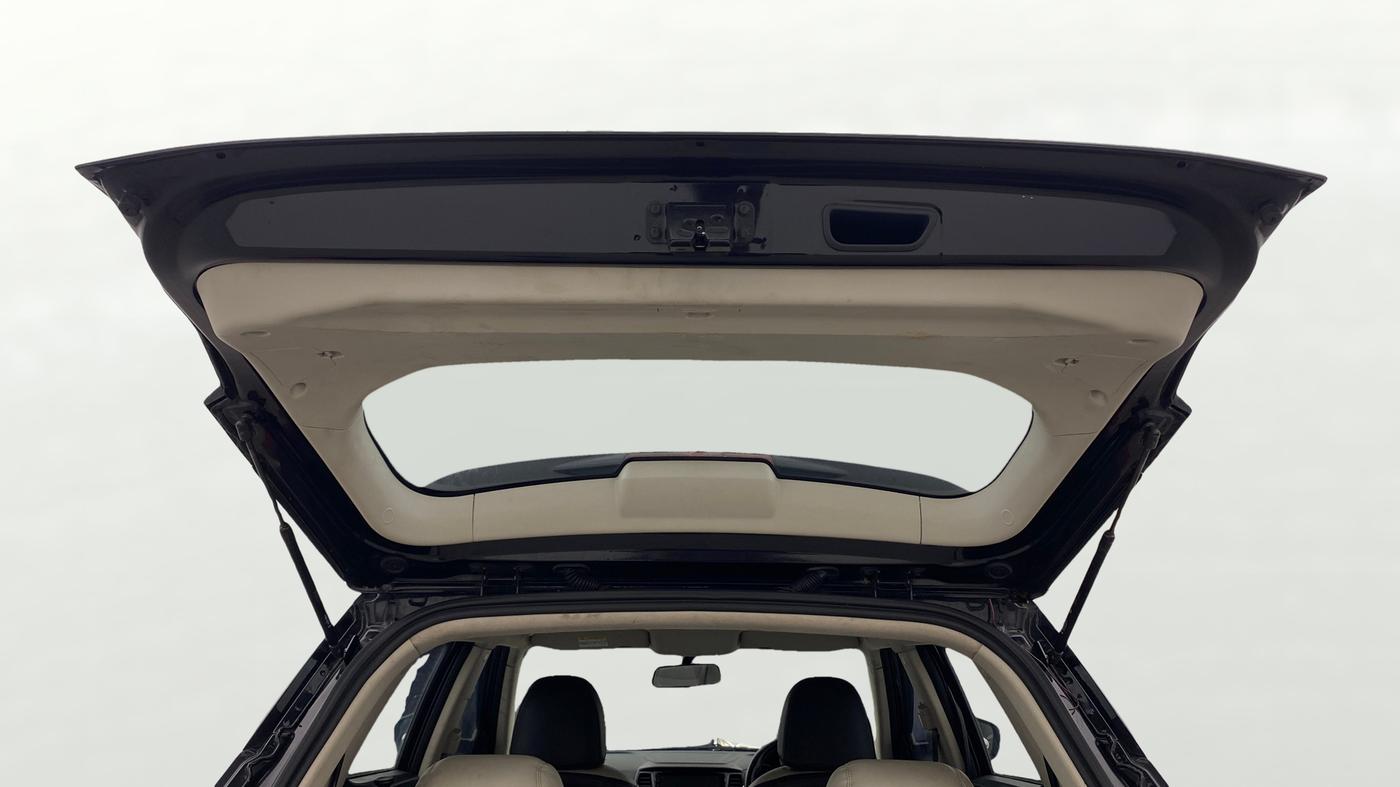 2022 Mahindra XUV300 W4 1.2 PETROL, Petrol, Manual, 1,08,779 km, Boot Door Open