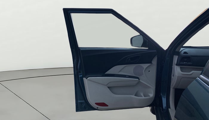 2023 Mahindra XUV300 W6 1.2 PETROL AMT, Petrol, Automatic, 16,670 km, LHS Front Door