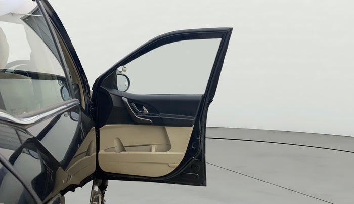 2015 Mahindra XUV500 W6, Diesel, Manual, 1,13,116 km, RHS Front Door