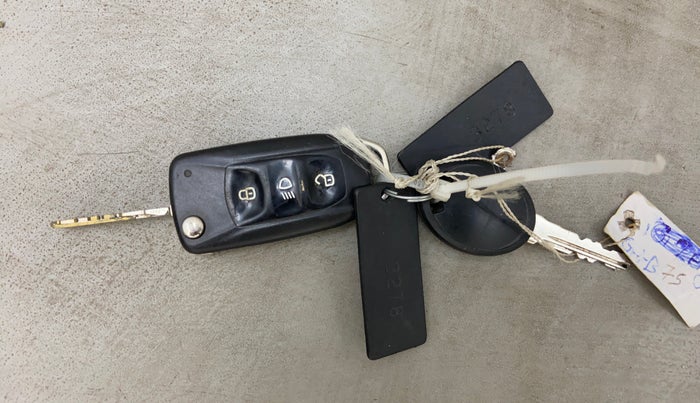 2017 Tata Tiago XZ PETROL, Petrol, Manual, 99,110 km, Key Close Up