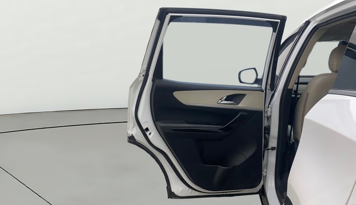 2023 Mahindra XUV700 AX 7 D AT AWD 7 STR, Diesel, Automatic, 94,253 km, LHS Rear Door