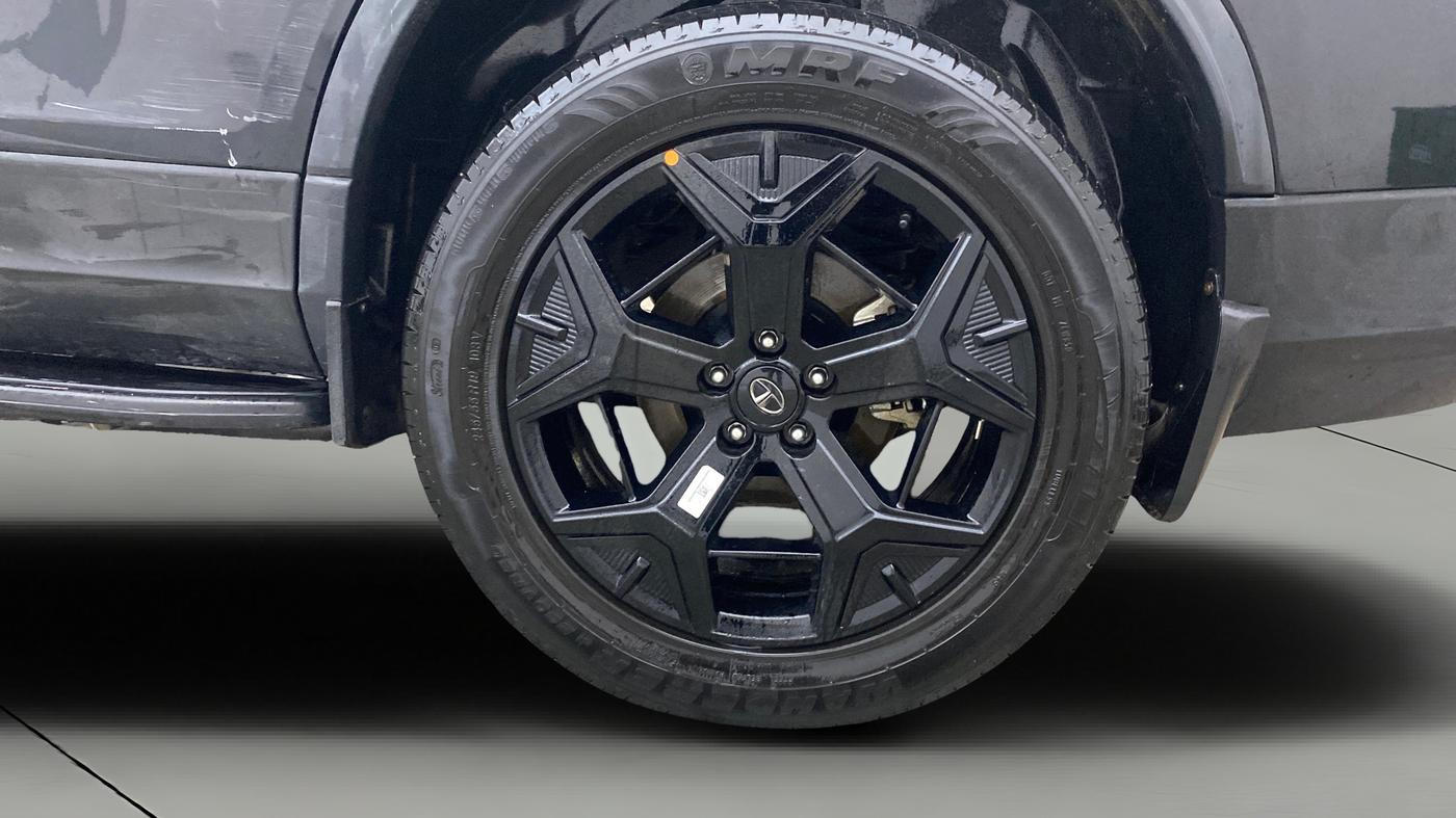 2023 Tata Safari ADVENTURE PLUS DARK EDITION, Diesel, Manual, 17,924 km, Left Rear Wheel