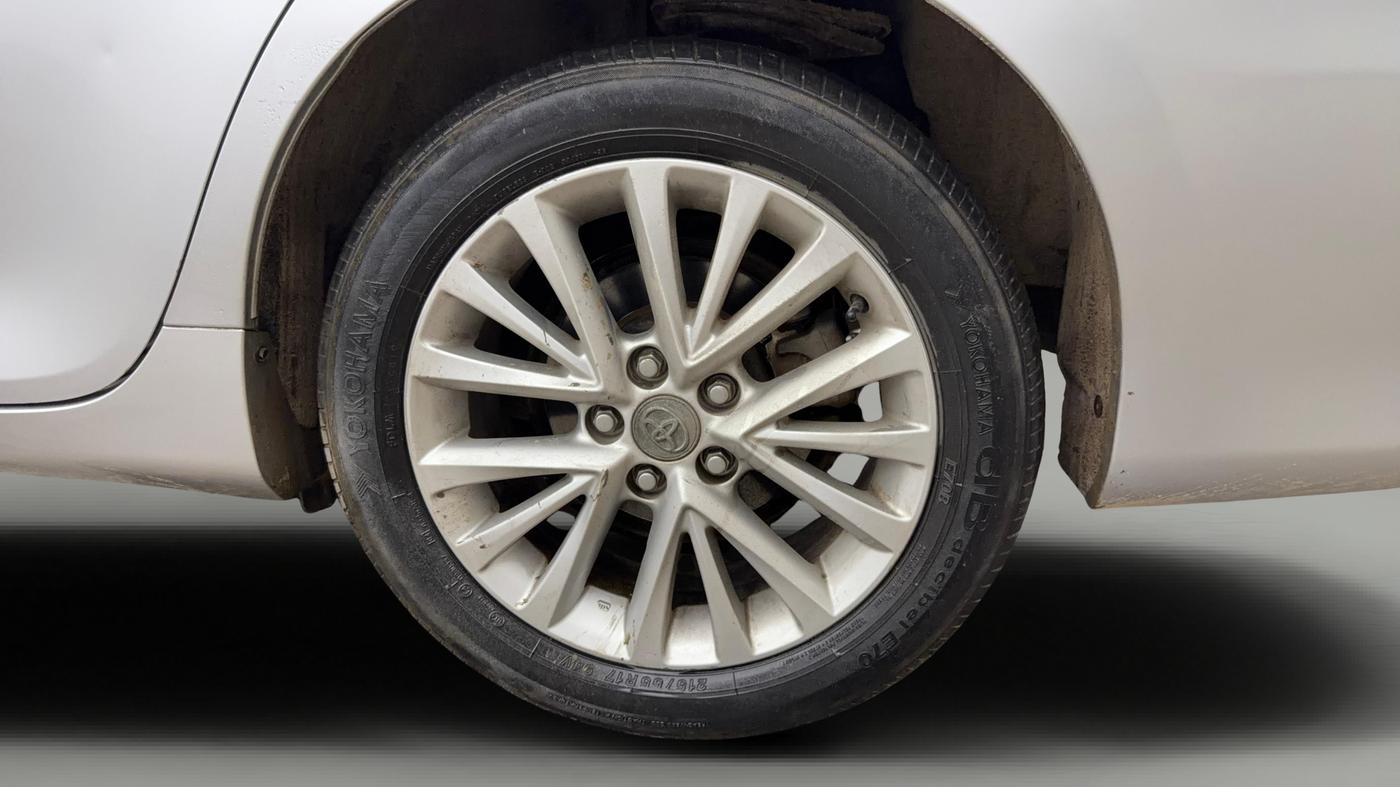 2016 Toyota Camry HYBRID, Hybrid, Automatic, 63,113 km, Left Rear Wheel