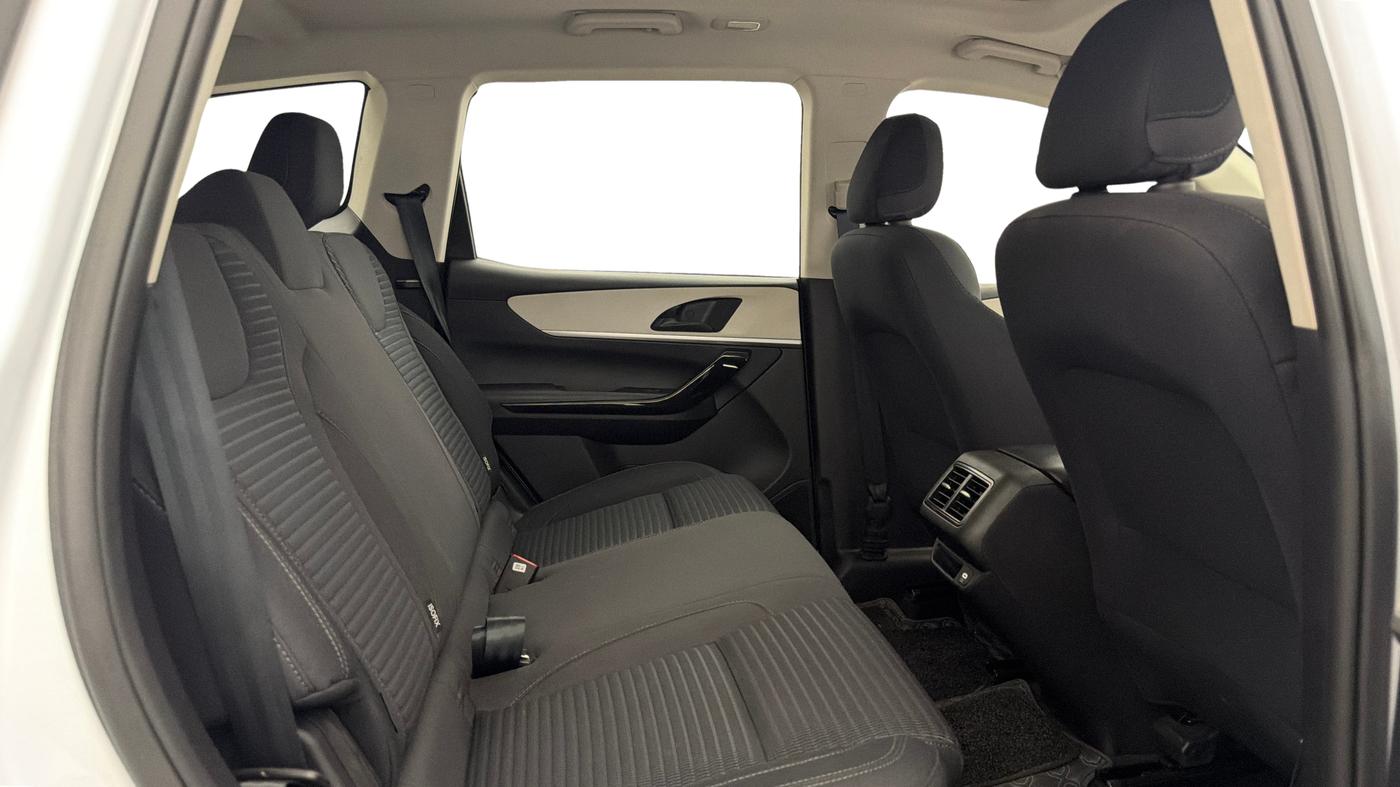 2025 Mahindra XUV700 AX 5 P AT 5 STR, Petrol, Automatic, 3,138 km, Right Side Rear Door Cabin