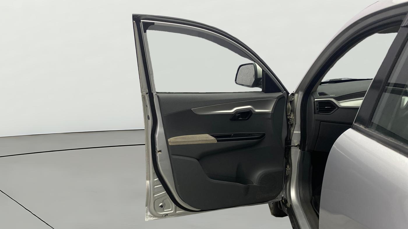 2017 Mahindra Kuv100 K6 6 STR, Petrol, Manual, 60,272 km, LHS Front Door