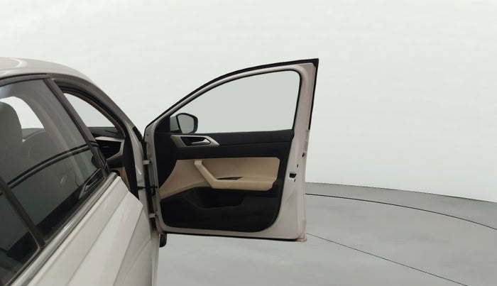 2022 Volkswagen VIRTUS TOPLINE TSI 1.0 AT, Petrol, Automatic, 11,979 km, RHS Front Door