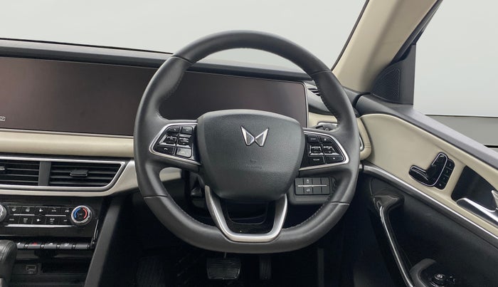 2021 Mahindra XUV700 AX 7 P AT 7 STR, Petrol, Automatic, 31,113 km, Steering Wheel Close Up