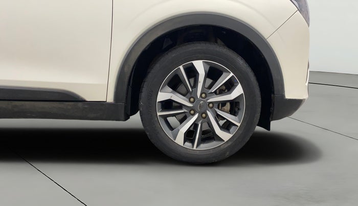 2021 Mahindra XUV300 W8 (O) 1.5 DIESEL AMT, Diesel, Automatic, 1,06,183 km, Right Front Wheel