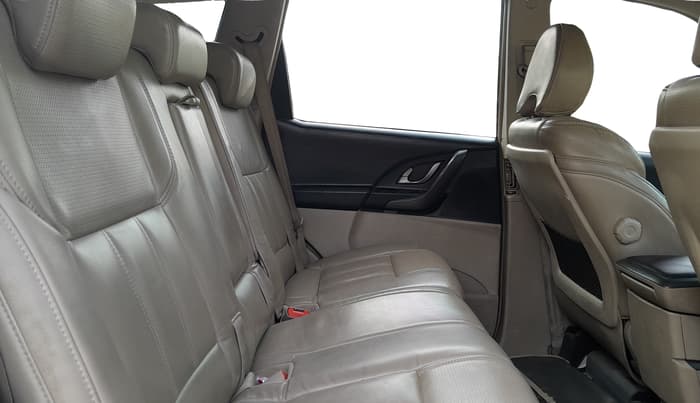 2015 Mahindra XUV500 W10, Diesel, Manual, 1,13,300 km, Right Side Rear Door Cabin