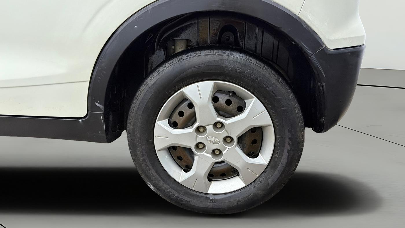 2022 Mahindra XUV300 W6 1.2 PETROL AMT, Petrol, Automatic, 1,14,527 km, Left Rear Wheel