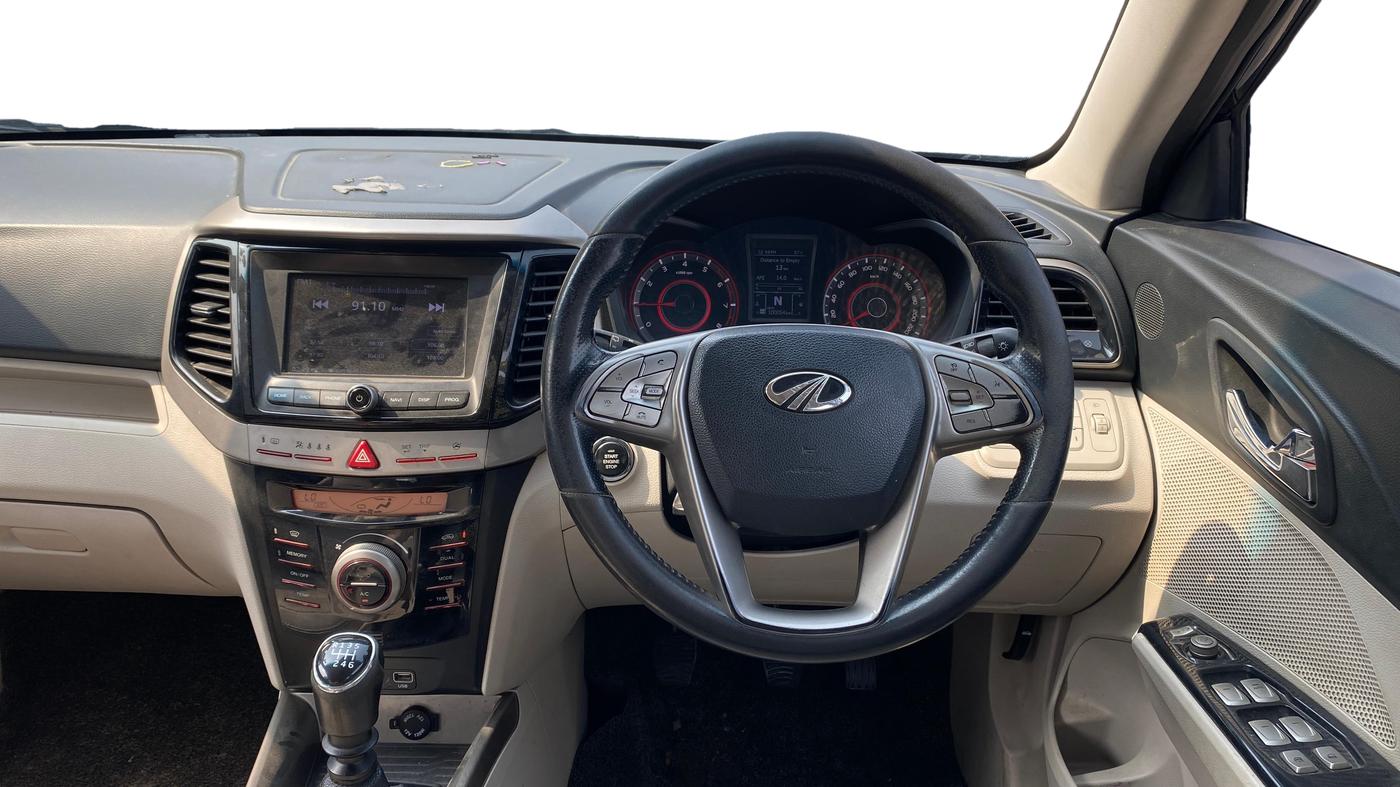 2019 Mahindra XUV300 W8 (O) 1.2 PETROL, Petrol, Manual, 1,00,047 km, Steering Wheel Close Up