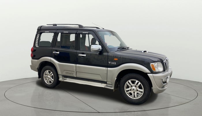 2013 Mahindra Scorpio VLX 2WD AIRBAG, Diesel, Manual, 1,44,881 km, Right Front Diagonal