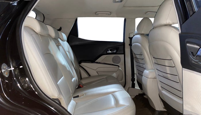 2021 Mahindra XUV300 W8 1.2 PETROL, Petrol, Manual, 53,404 km, Right Side Rear Door Cabin