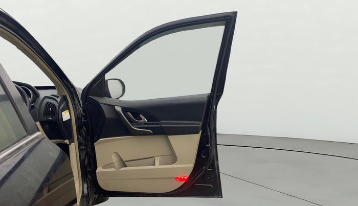 2015 Mahindra XUV500 W10, Diesel, Manual, 50,127 km, RHS Front Door