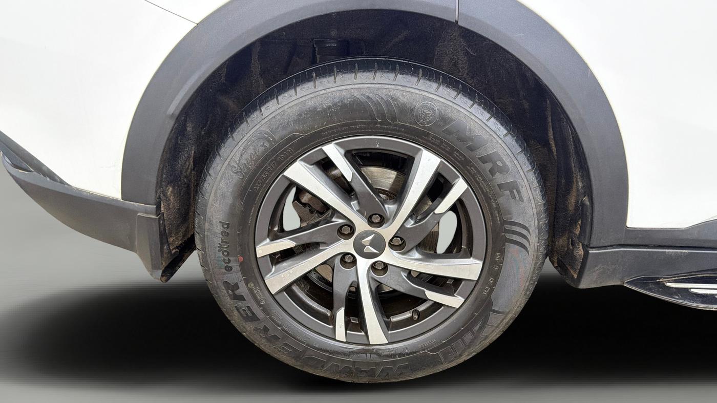 2022 Mahindra XUV700 AX 5 P MT 7 STR, Petrol, Manual, 70,941 km, Right Rear Wheel