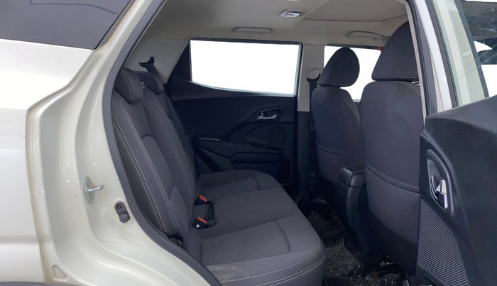 2023 Mahindra XUV300 W8 1.2 PETROL, Petrol, Manual, 28,310 km, Right Side Rear Door Cabin