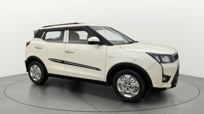 2023 Mahindra XUV300 W4 1.2 PETROL, CNG, Manual, 23,666 km, Right Front Diagonal