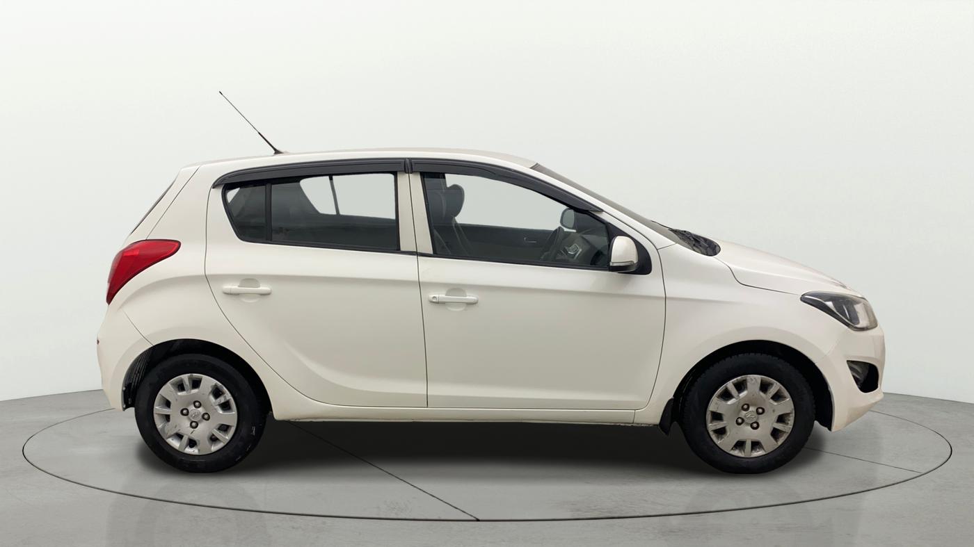 2013 Hyundai i20 MAGNA 1.2, Petrol, Manual, 1,14,482 km, Right Side View