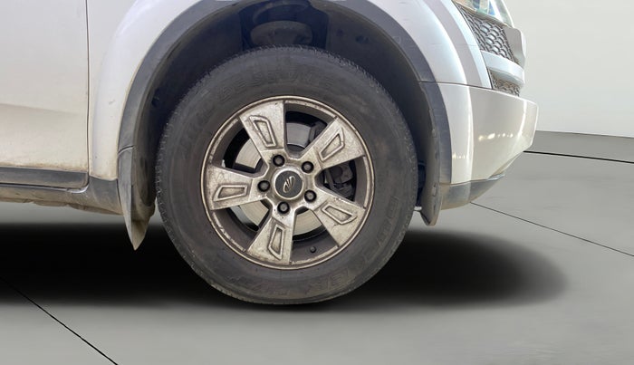 2014 Mahindra XUV500 W8, Diesel, Manual, 1,41,065 km, Right Front Wheel