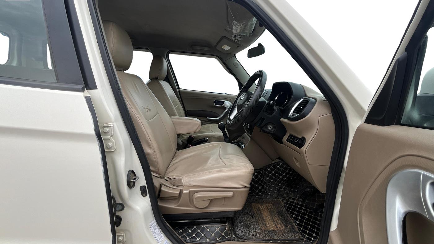 2018 Mahindra TUV300 T8, Diesel, Manual, 85,397 km, Right Side Front Door Cabin