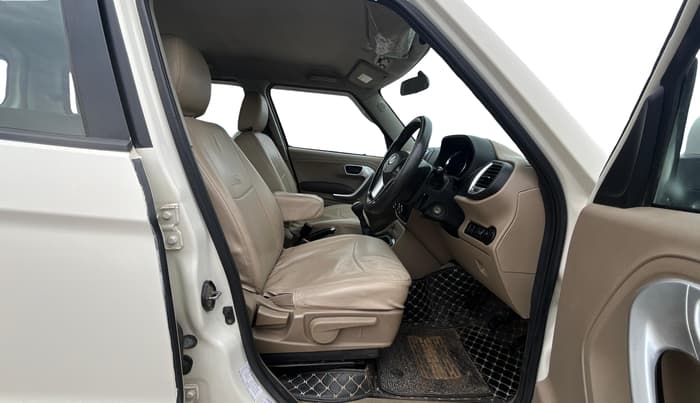 2018 Mahindra TUV300 T8, Diesel, Manual, 85,397 km, Right Side Front Door Cabin