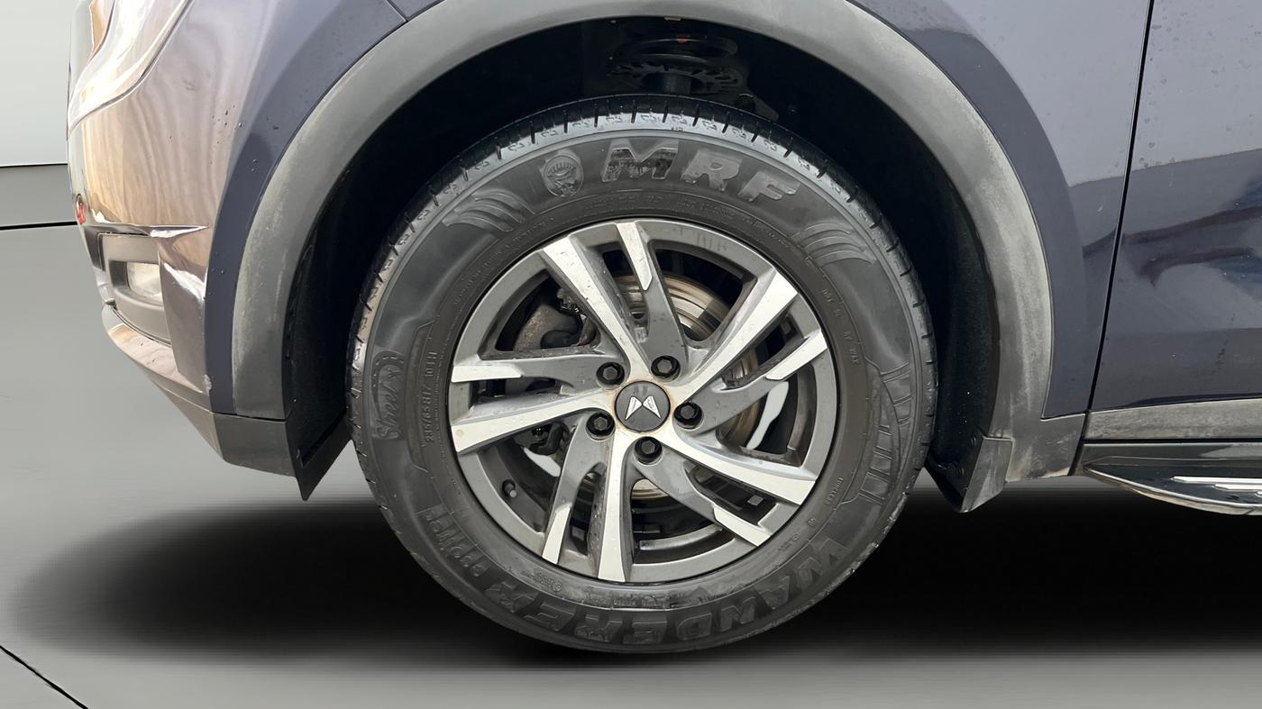2023 Mahindra XUV700 AX 5 P AT 5 STR, Petrol, Automatic, 35,913 km, Left Front Wheel