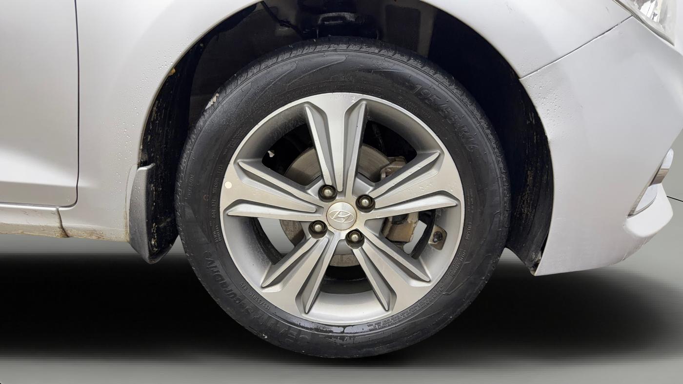 2018 Hyundai Verna 1.6 VTVT SX, Petrol, Manual, 77,033 km, Right Front Wheel