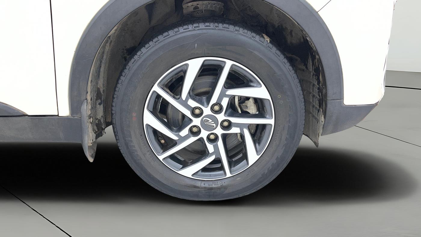 2022 Mahindra XUV300 W8 (O) 1.2 PETROL AMT, Petrol, Automatic, 53,632 km, Right Front Wheel