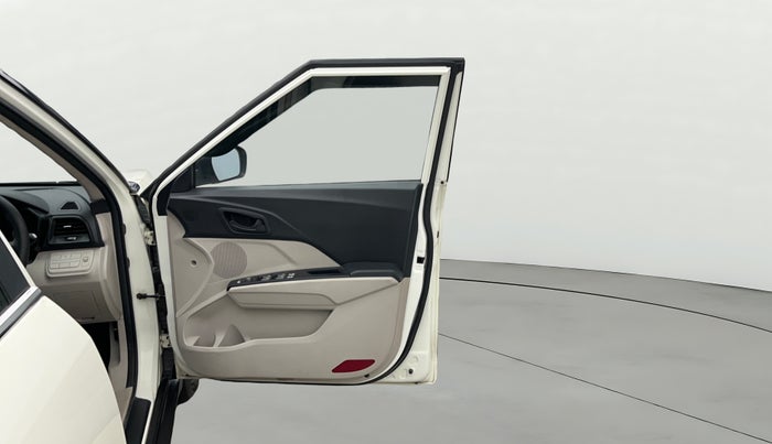 2022 Mahindra XUV300 W6 1.2 PETROL AMT, Petrol, Automatic, 18,956 km, RHS Front Door