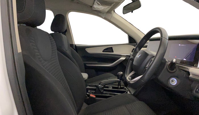 2022 Mahindra XUV700 AX 3 P MT 5 STR, Petrol, Manual, 45,328 km, Right Side Front Door Cabin