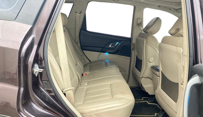 2015 Mahindra XUV500 W10, Diesel, Manual, 1,14,508 km, Right Side Rear Door Cabin